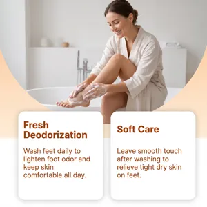 Gros plan de la routine de soin et de nettoyage des pieds dans une belle salle de bain.