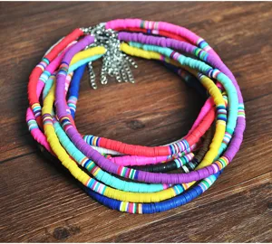 Detailaufnahme der bunten Fimo Scheiben Halskette, 6mm Boho Perlen Choker Ansicht.