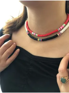 Nahaufnahme Detail der bunten Tonperlen Scheiben Halskette Mehrschichtiger Choker