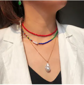 Elegante collana multi-filo con perline multicolori e ciondolo di perla per donna