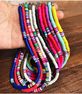 Nahaufnahme von farbenfrohen 6mm Polymer-Ton-Scheiben-Halsketten im bunten Strand-Choker-Stil.