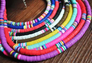 Bunte 6mm Polymer Tonperlen Halskette Strand Stil mehrschichtige Choker Detailansicht