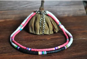 Nahaufnahme Detailansicht der mehrschichtigen Polymer Ton Perlen Halskette mit Kette.