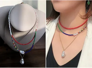 Collana a piu strati con perle barocche e perline colorate per la moda delle donne.