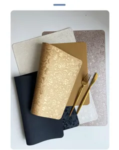 Set da tavola in ecopelle con motivo floreale goffrato vintage, elegante tovaglietta per sala.