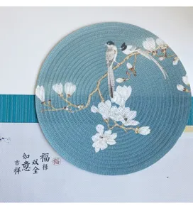 Detailansicht eines runden Tischsets aus Baumwolle mit traditionellem chinesischem Vogel- und Blumenprint.