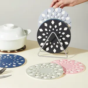 Siliconen hittebestendige mat set met metalen standaard, antislip onderzetter voor hete pannen.