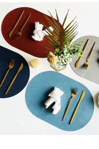 Doppelseitiges Leder-Tischset mit Kunstleder-Textur und elegantem goldenen Besteck.