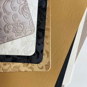 Tovagliette in ecopelle goffrata vintage che mostrano vari colori e trame squisite.