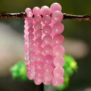 Wunderschöne rosa Edelstein Perlenarmbänder Detailansicht am Ast im Freien präsentiert