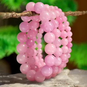 Exquisites Kunzit Perlenarmband Detail, mehrlagiger rosa Kristall elastischer Schmuck.