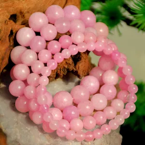 Detailansicht des natürlichen rosa Kunzit Perlenarmbands, handgemachter Edelsteinschmuck.