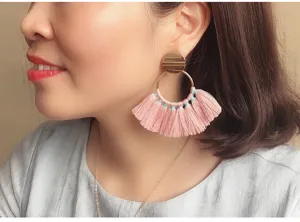 Boucles d'oreilles longues à pampilles roses style bohème rétro pour femmes élégantes.