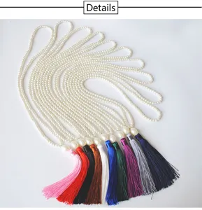 Nahaufnahme von langen Perlenketten mit bunten Seidenquasten, elegante und feine Details.