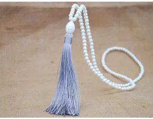 Lange Perlenkette mit grauer Seidenquaste, eleganter Pulloverketten-Schmuck für Damen.