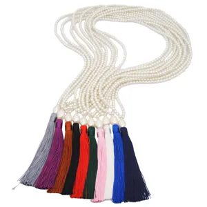 Lange elegante mehrsträngige künstliche Perlenkette mit bunten Stoffquasten für Damen.