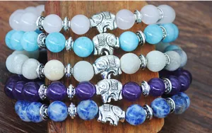 Detailansicht des bunten Edelstein-Elefanten-Perlenarmband-Sets fuer elegante Damenmode