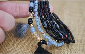 Pulsera multicapa de cuentas con borlas bohemia, joyería de muñeca étnica para mujeres detalle.