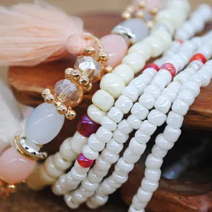 Conjunto de pulsera de cuentas multicapa bohemio con borla y cuerda elástica para mujeres playa.