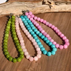 Collana di perle in pietra naturale colorata 12mm fatta a mano per donne, elegante dettaglio.