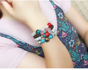 Pulsera de cuentas multicolor multicapa bohemia con dije de pluma para mujer cristal elástico.