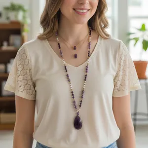 Lunga collana maglione di perle di ametista con ciondolo in pietra naturale e catena.