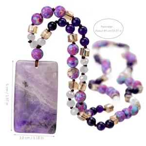 Lungo collier con ciondolo rettangolare in pietra viola e perline multicolore eleganti.