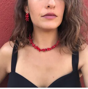 Set collana choker e orecchini in pietra rossa fatta a mano, gioielli in stile etnico vintage.