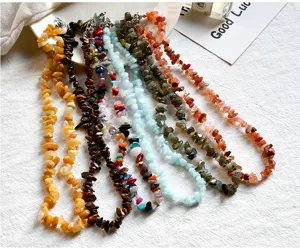 Girocollo di perle di pietra naturale colorata, collana corta in cristallo etnico vintage.