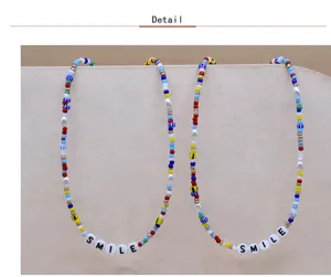 Collana girocollo a strati di perline di rocaille e perle con lettere sorriso dettaglio
