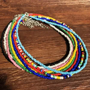 Collana girocollo con perline colorate multistrato e gioiello elegante per donna