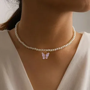 Elegante collana girocollo di perle con un affascinante ciondolo a farfalla rosa per le donne.