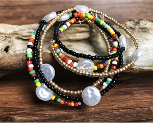 Collana girocollo perle perline colorate semi dettaglio vista con design misto