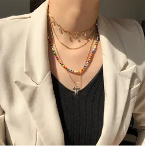 Vista dettagliata di un set di collane e choker bohémien multicolore a più strati.