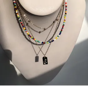 Dettaglio in primo piano di una collana girocollo multistrato boho con perline.