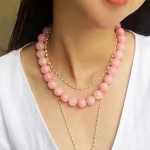 Collana con perle di cristallo rosa a strati, dettaglio elegante per accessori donna.