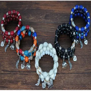 Vista detallada de pulseras de cuentas de múltiples hilos estilo bohemio con dijes.