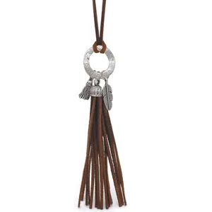 Largo collar de suéter con flecos de ante estilo étnico con anillo de metal y pluma.