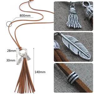 Largo collar de ante con flecos y colgante de pluma y anillo en estilo bohemio chic.