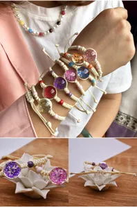 Bracciale intrecciato bohémien fatto a mano con ciondolo in vetro di fiori secchi.