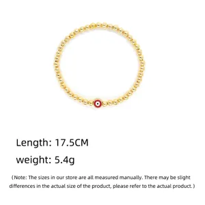 Vue détaillée du bracelet en perles d'or 18K avec breloque œil bleu rouge et taille
