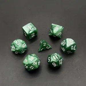 Vista dettagliata di sette dadi poliedrici in acrilico verde marmorizzato per giochi RPG