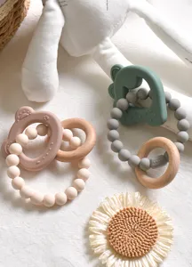 Detalle de pulseras de dentición de silicona alimentaria con anillos de madera natural