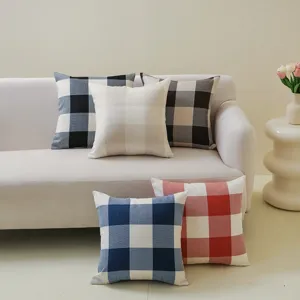 Hochwertige Kissenbezüge aus Leinenmischung mit Karomuster auf einem weißen Sofa
