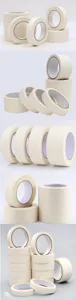 Gedetailleerde weergaven van rollen beige afplaktape met hoge hechting op witte basis