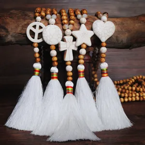 Collana lunga artigianale in perline di legno con pendente in pietra bianca e nappina elegante donna.