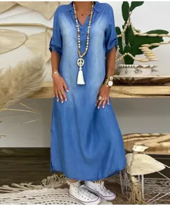 Collier long en perles de bois bohème avec gland de paix, belle robe en jean.