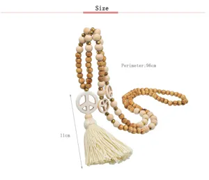 Collier long bohème en perles de bois avec pendentif symbole de paix et pompon chic.
