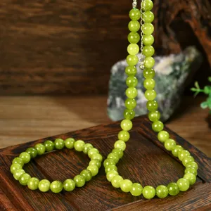 Primer plano detallado del conjunto de collar y pulsera de cuentas de piedra natural.