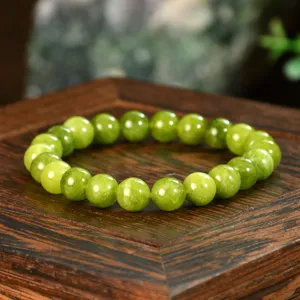 Pulsera elástica de cuentas de peridoto verde vista detallada, joya de piedra fina.